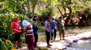 Warga dan aparat kepolisian berada di TKP tenggelamnya siswi SMAN 1 Ambunten di Sungai Nangka, Desa Ambunten Timur, Kecamatan Ambunten, Sumenep. (KLIKMADURA)