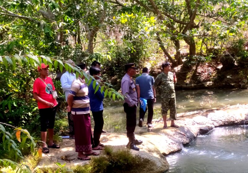Warga dan aparat kepolisian berada di TKP tenggelamnya siswi SMAN 1 Ambunten di Sungai Nangka, Desa Ambunten Timur, Kecamatan Ambunten, Sumenep. (KLIKMADURA)