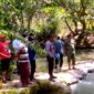 Warga dan aparat kepolisian berada di TKP tenggelamnya siswi SMAN 1 Ambunten di Sungai Nangka, Desa Ambunten Timur, Kecamatan Ambunten, Sumenep. (KLIKMADURA)