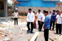 Bupati Pamekasan, Dr. KH. Kholilurrahman didampingi Kadisdikbud Basri Yulianto saat mengecek pembangunan SDN 