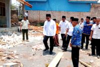 Bupati Pamekasan, Dr. KH. Kholilurrahman didampingi Kadisdikbud Basri Yulianto saat mengecek pembangunan SDN 