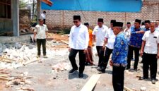 Bupati Pamekasan, Dr. KH. Kholilurrahman didampingi Kadisdikbud Basri Yulianto saat mengecek pembangunan SDN 
