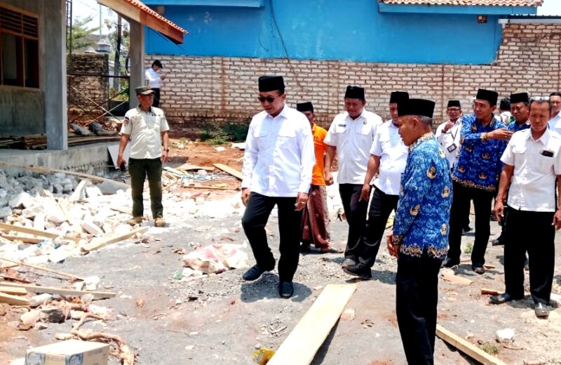 Bupati Pamekasan, Dr. KH. Kholilurrahman didampingi Kadisdikbud Basri Yulianto saat mengecek pembangunan SDN 