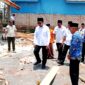 Bupati Pamekasan, Dr. KH. Kholilurrahman didampingi Kadisdikbud Basri Yulianto saat mengecek pembangunan SDN 