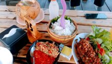 Sajian kuliner bebek songkem di salah satu rumah makan di Kabupaten Sampang. (ALI MUCHTAR / KLIKMADURA)