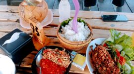 Sajian kuliner bebek songkem di salah satu rumah makan di Kabupaten Sampang. (ALI MUCHTAR / KLIKMADURA)