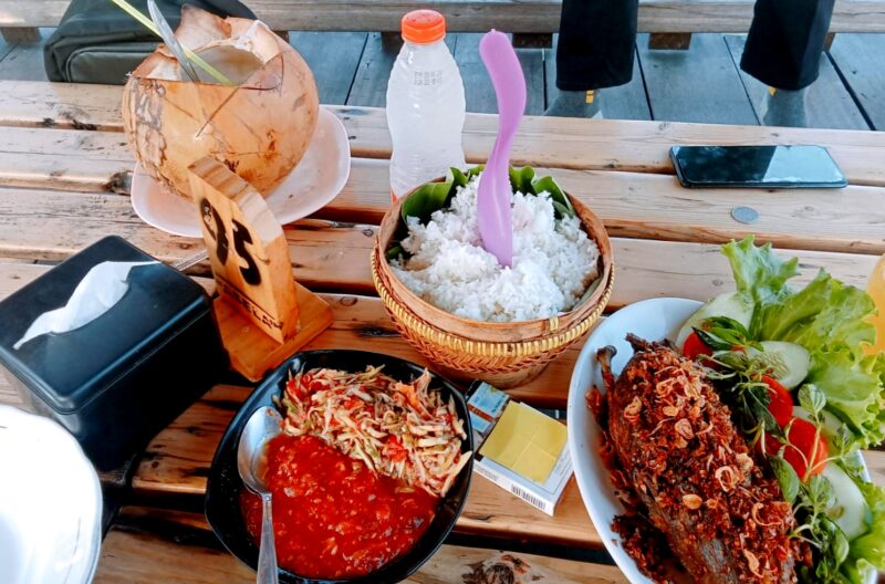 Sajian kuliner bebek songkem di salah satu rumah makan di Kabupaten Sampang. (ALI MUCHTAR / KLIKMADURA)