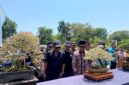Bupati Pamekasan KH Kholilurrahman didampingi Ketua Panitia Pelaksana Pamnas Bonsai 2026 Firdaus Andriansyah, melihat salah satu bonsai. (KLIKMADURA)