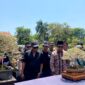 Bupati Pamekasan KH Kholilurrahman didampingi Ketua Panitia Pelaksana Pamnas Bonsai 2026 Firdaus Andriansyah, melihat salah satu bonsai. (KLIKMADURA)