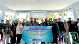 Peserta Kuliah Kerja Nyata Tematik (KKNT) Fakultas Pertanian foto bersama di Balai Kelurahan Gunongsekar, Kecamatan Sampang, Sabtu (3/10/2026).