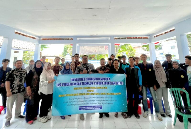 Peserta Kuliah Kerja Nyata Tematik (KKNT) Fakultas Pertanian foto bersama di Balai Kelurahan Gunongsekar, Kecamatan Sampang, Sabtu (3/10/2026).