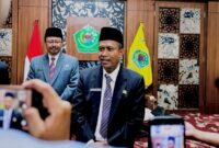 Sekretaris Daerah (Sekda) Pamekasan Taufikurrachman saat menyampaikan keterangan pers. (MOH. IQBALUL KHAVEI MZ / KLIKMADURA)