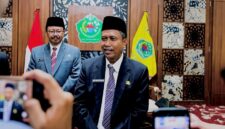 Sekretaris Daerah (Sekda) Pamekasan Taufikurrachman saat menyampaikan keterangan pers. (MOH. IQBALUL KHAVEI MZ / KLIKMADURA)