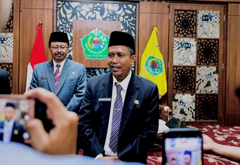 Sekretaris Daerah (Sekda) Pamekasan Taufikurrachman saat menyampaikan keterangan pers. (MOH. IQBALUL KHAVEI MZ / KLIKMADURA)