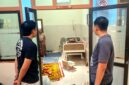 Personel Polres Pamekasan saat melihat kondisi korban dugaan penganiayaan di RSUD Smart Pamekasan. (KLIKMADURA)