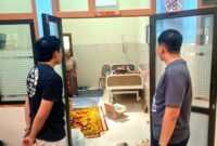 Personel Polres Pamekasan saat melihat kondisi korban dugaan penganiayaan di RSUD Smart Pamekasan. (KLIKMADURA)