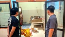 Personel Polres Pamekasan saat melihat kondisi korban dugaan penganiayaan di RSUD Smart Pamekasan. (KLIKMADURA)
