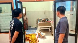 Personel Polres Pamekasan saat melihat kondisi korban dugaan penganiayaan di RSUD Smart Pamekasan. (KLIKMADURA)