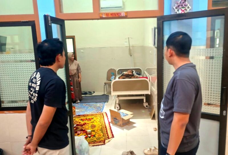 Personel Polres Pamekasan saat melihat kondisi korban dugaan penganiayaan di RSUD Smart Pamekasan. (KLIKMADURA)