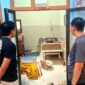 Personel Polres Pamekasan saat melihat kondisi korban dugaan penganiayaan di RSUD Smart Pamekasan. (KLIKMADURA)