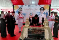 Wakil Gubernur Jawa Timur Emil Elestianto Dardak saat menyambangi makam Raden Panji (R.P.) Mohammad Noer di Jalan Merapi, Kelurahan Rongtengah, Kecamatan Sampang.