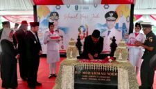 Wakil Gubernur Jawa Timur Emil Elestianto Dardak saat menyambangi makam Raden Panji (R.P.) Mohammad Noer di Jalan Merapi, Kelurahan Rongtengah, Kecamatan Sampang.