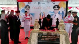 Wakil Gubernur Jawa Timur Emil Elestianto Dardak saat menyambangi makam Raden Panji (R.P.) Mohammad Noer di Jalan Merapi, Kelurahan Rongtengah, Kecamatan Sampang.