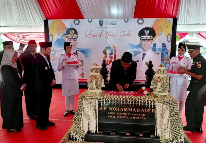 Wakil Gubernur Jawa Timur Emil Elestianto Dardak saat menyambangi makam Raden Panji (R.P.) Mohammad Noer di Jalan Merapi, Kelurahan Rongtengah, Kecamatan Sampang.