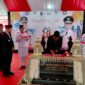 Wakil Gubernur Jawa Timur Emil Elestianto Dardak saat menyambangi makam Raden Panji (R.P.) Mohammad Noer di Jalan Merapi, Kelurahan Rongtengah, Kecamatan Sampang.