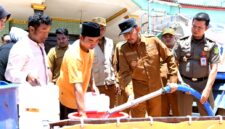 Bupati Sumenep Achmad Fauzi Wongsojudo menyalurkan secara simbolis air bersih kepada warga terdampak. (DOK. KLIKMADURA)