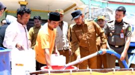 Bupati Sumenep Achmad Fauzi Wongsojudo menyalurkan secara simbolis air bersih kepada warga terdampak. (DOK. KLIKMADURA)