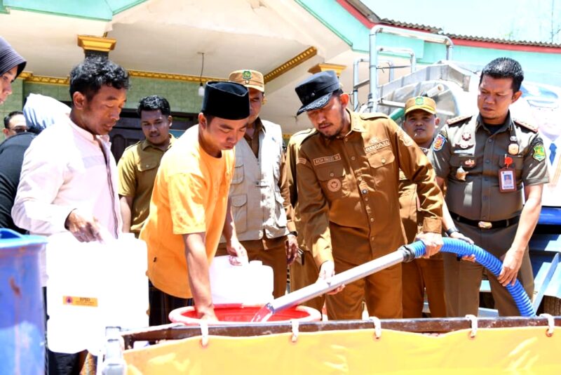 Bupati Sumenep Achmad Fauzi Wongsojudo menyalurkan secara simbolis air bersih kepada warga terdampak. (DOK. KLIKMADURA)