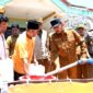 Bupati Sumenep Achmad Fauzi Wongsojudo menyalurkan secara simbolis air bersih kepada warga terdampak. (DOK. KLIKMADURA)