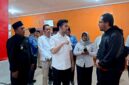 Wakil Gubernur Jawa Timur Emil Elestianto Dardak didampingu Wabup Pamekasan, H. Sukriyanto berbincang dengan keluarga pasien RSD Mohammad Noer. (KLIKMADURA)