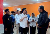 Wakil Gubernur Jawa Timur Emil Elestianto Dardak didampingu Wabup Pamekasan, H. Sukriyanto berbincang dengan keluarga pasien RSD Mohammad Noer. (KLIKMADURA)