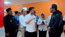 Wakil Gubernur Jawa Timur Emil Elestianto Dardak didampingu Wabup Pamekasan, H. Sukriyanto berbincang dengan keluarga pasien RSD Mohammad Noer. (KLIKMADURA)