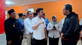 Wakil Gubernur Jawa Timur Emil Elestianto Dardak didampingu Wabup Pamekasan, H. Sukriyanto berbincang dengan keluarga pasien RSD Mohammad Noer. (KLIKMADURA)