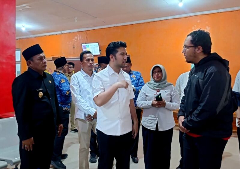 Wakil Gubernur Jawa Timur Emil Elestianto Dardak didampingu Wabup Pamekasan, H. Sukriyanto berbincang dengan keluarga pasien RSD Mohammad Noer. (KLIKMADURA)