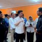 Wakil Gubernur Jawa Timur Emil Elestianto Dardak didampingu Wabup Pamekasan, H. Sukriyanto berbincang dengan keluarga pasien RSD Mohammad Noer. (KLIKMADURA)