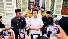 Wakil Gubernur Jawa Timur Emil Elestianto Dardak, didampingi Bupati dan Wakil Bupati Pamekasan saat diwawancarai sejumlah awak media, Senin (5/10/2026).