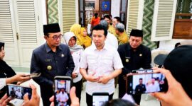 Wakil Gubernur Jawa Timur Emil Elestianto Dardak, didampingi Bupati dan Wakil Bupati Pamekasan saat diwawancarai sejumlah awak media, Senin (5/10/2026).