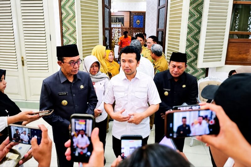 Wakil Gubernur Jawa Timur Emil Elestianto Dardak, didampingi Bupati dan Wakil Bupati Pamekasan saat diwawancarai sejumlah awak media, Senin (5/10/2026).