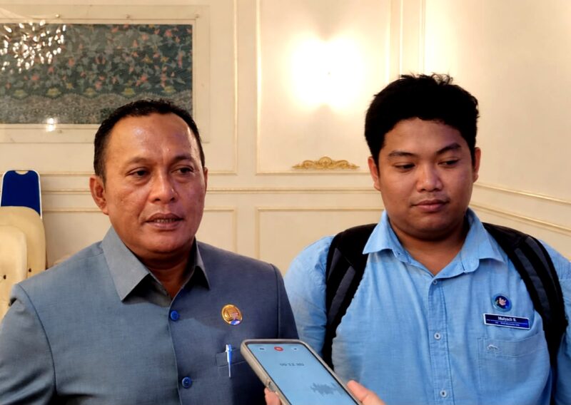Kowil BGN Pamekasan Haryanto Rahmansyah Tri Arif bersama Ketua Satgas MBG Pamekasan H. Sukriyanto saat sesi wawancara beberapa waktu lalu (LAILIYATUN NURIYAH/KLIK MADURA).