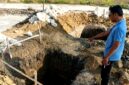 Salah seorang warga menunjukkan lokasi PAMSIMAS di Kabupaten Sampang. (KLIKMADURA)