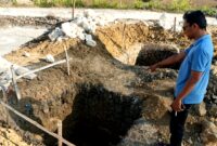 Salah seorang warga menunjukkan lokasi PAMSIMAS di Kabupaten Sampang. (KLIKMADURA)