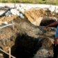 Salah seorang warga menunjukkan lokasi PAMSIMAS di Kabupaten Sampang. (KLIKMADURA)