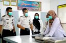 Petugas Lapas Narkotika bersama tim dari Puskesmas Teja saat mengecek makanan warga binaan. (KLIKMADURA)