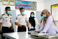 Petugas Lapas Narkotika bersama tim dari Puskesmas Teja saat mengecek makanan warga binaan. (KLIKMADURA)