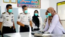 Petugas Lapas Narkotika bersama tim dari Puskesmas Teja saat mengecek makanan warga binaan. (KLIKMADURA)