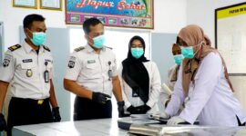 Petugas Lapas Narkotika bersama tim dari Puskesmas Teja saat mengecek makanan warga binaan. (KLIKMADURA)